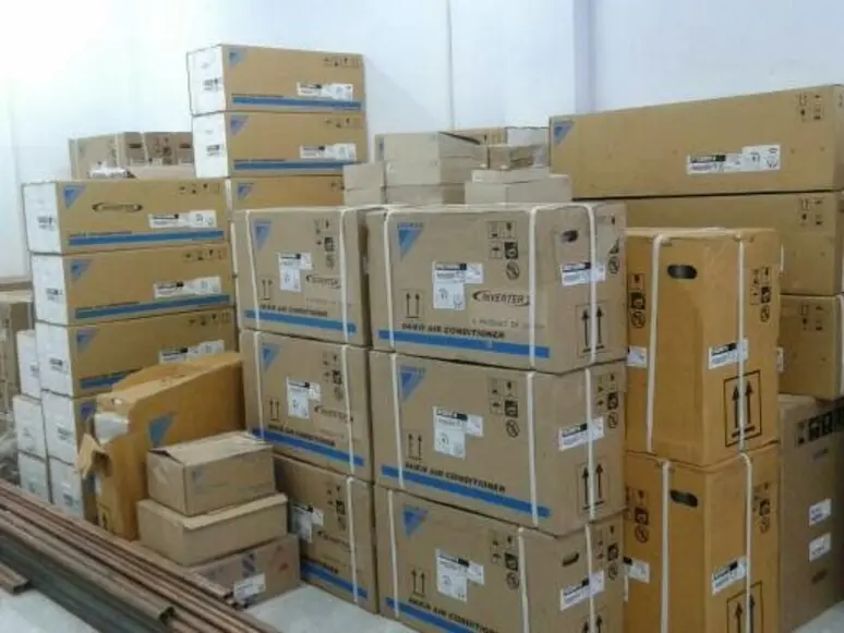 Tumpukan dus unit AC baru dalam berbagai kapasitas